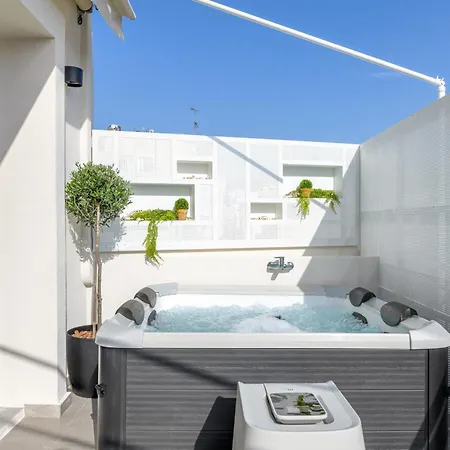 Sunny Loft With Plunge Pool דירה
